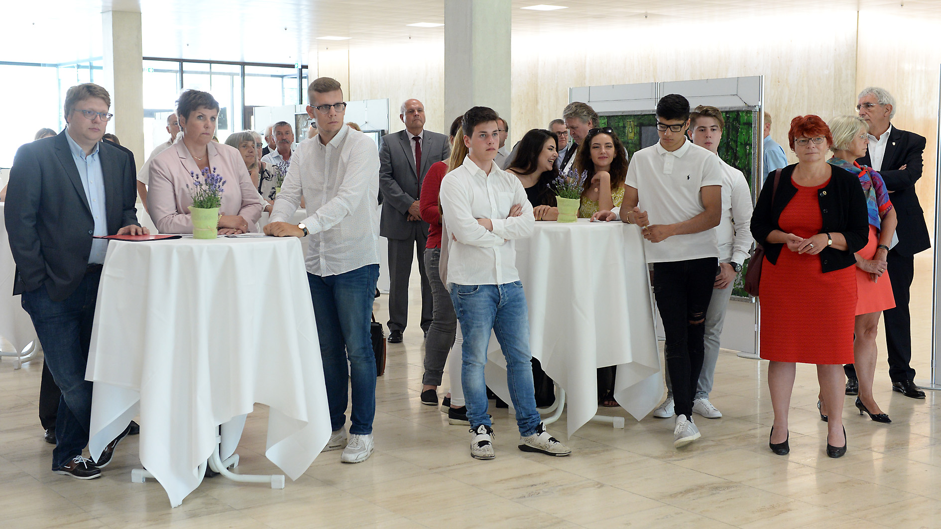Wirtschaftsschüler besuchen Ausstellungseröffnung im Landtag Stuttgart